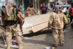  بالصورة..حملة امنية لازالة العشوائيات من شوارع مدينة كريتر