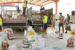 بدعم إماراتي هيئة الهلال الأحمر توزع المعونات الغذائية لصيادي الخوخه العائدون من اريتريا