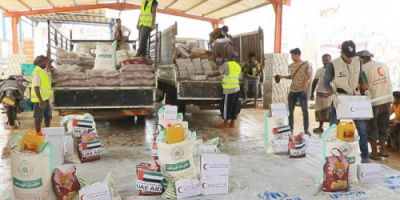 بدعم إماراتي هيئة الهلال الأحمر توزع المعونات الغذائية لصيادي الخوخه العائدون من اريتريا