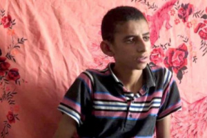 ذهب من أجل عيدية ثم وجد نفسة بين صفوف الحوثة ..الطفل عبد السلام الجزار يروي قصة استدراجه من الحوثة 
