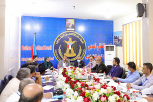 رئيس الإدارة الذاتية للجنوب يرأس الاجتماع الأول للجنة الصحية العُليا
