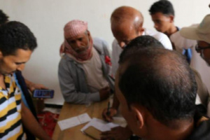 رئيس انتقالي حالمين يقوم بزيارة المراكز المعتمدة بصرف المستحقات النقدية ويحذر من أي استقطاع