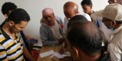 رئيس انتقالي حالمين يقوم بزيارة المراكز المعتمدة بصرف المستحقات النقدية ويحذر من أي استقطاع