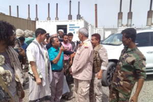 محافظ لحج يقوم بزيارة مفاجئة الى محطة كهرباء بئر ناصر ويشدد على ضرورة تحسين الخدمة