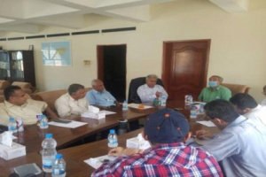 د. باسردة يترأس اجتماعاً للتسجيل والتفتيش والإدارة العامة لحماية البيئة البحرية بمديرية المعلا.