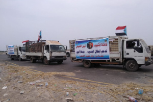 يتقدمهم رئيس انتقالي لحج، أبناء وادي حطيب القعيطي يسيرون قافلة غذائية دعما للمقاتلين في أبين
