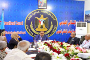 رئيس الإدارة الذاتية يعقد اجتماعاً موسعاً مع المختصين في مكتب الصحة ومسؤولين عدد من مستشفيات العاصمة عدن