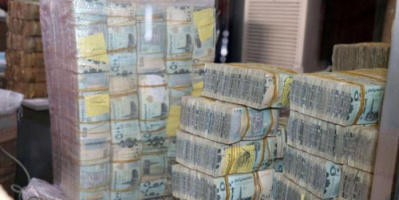  بحماية الأباتشي..نقل حاويات الاموال المطبوعة من ميناء المكلا الى مقر التحالف بحضرموت 