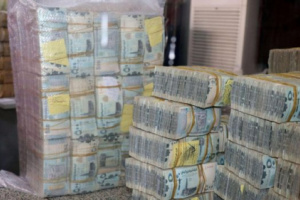 نقل مليارات الريالات اليمنية إلى مقر التحالف العربي بالمكلا