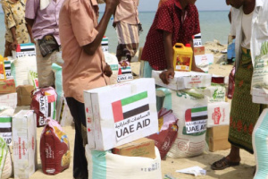 بدعم إماراتي هيئة الهلال الأحمر تواصل توزيع المعونات الغذائية للصيادين بالساحل الغربي. 