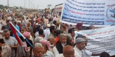 وقفة احتجاجية لمنتسبي القوات المسلحة أمام مقر التحالف للمطالبة بصرف رواتبهم