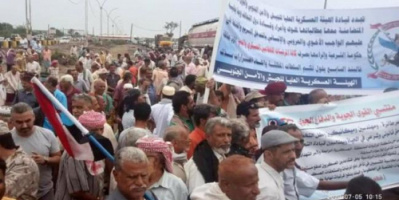  منتسبي القوات المسلحة الجنوبية يقيمون فعالية احتجاجية أمام مقر التحالف بعدن 