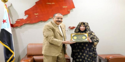  اللواء بن بريك يكرم  الفنانة القديرة أمل كعدل ويثني على مسيرتها الفنية الوطنية