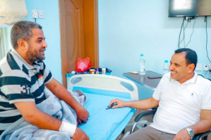 اللواء السقطري يطمئن على صحة مدير عام مديرية المعلا فهد مشبق