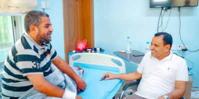 اللواء السقطري يطمئن على صحة مدير عام مديرية المعلا فهد مشبق