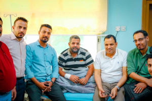 اللواء السقطري يطمئن على صحة مدير عام مديرية المعلا فهد المشبق