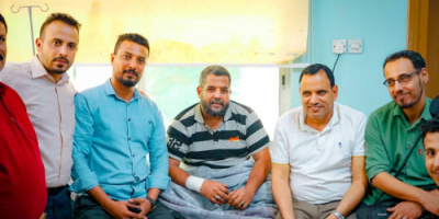 اللواء السقطري يطمئن على صحة مدير عام مديرية المعلا فهد المشبق