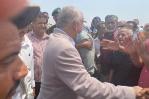 الوالي يزور اعتصام لمنتسبي الجيش والأمن ويؤكد تضامنه المطلق مع مطالبهم 