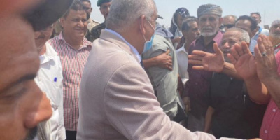 الوالي يزور اعتصام لمنتسبي الجيش والأمن ويؤكد تضامنه المطلق مع مطالبهم 