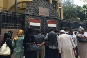 تعرف على أسباب إقالة المستشار ومسؤول شؤون المغتربين في السفارة اليمنية بالقاهرة من منصبه ؟