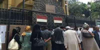 تعرف على أسباب إقالة المستشار ومسؤول شؤون المغتربين في السفارة اليمنية بالقاهرة من منصبه ؟