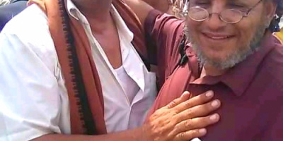 نحو 34 سنة من الفراق لتجمعهم ساحة إعتصام العسكريين أمام مقر التحالف