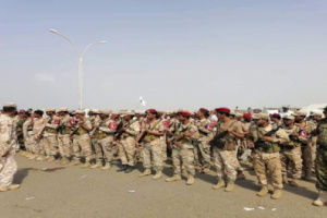 عرض عسكري لمنتسبي الجيش أمام مقر التحالف في عدن 
