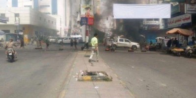 مسلحون يقطعون طرق رئيسية في تعز ويشعلون إطارات السيارات