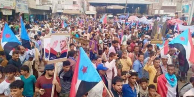 محافظة لحج تنتفض في وجه الفساد بمسيرة حاشده مؤيده للادارة الداتية الجنوب
