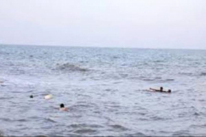 غرق شابين بساحل أبين وفرق الإنقاذ تنتشل جثة أحدهما