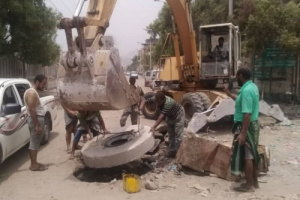 حملة مكثفة لتصفية وتغطية مناهل الصرف الصحي بعدن 