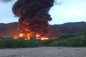 حريق يلتهم ناقلة نفط في أبين