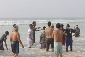 انقاد طفلة من الغرق من سواحل الشحر