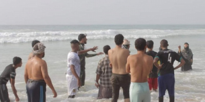 انقاد طفلة من الغرق من سواحل الشحر