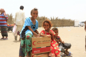 بدعم إماراتي الهلال الاحمر يسير قافلة مساعدات غذائية الى منطقة غليفقة بالساحل الغربي