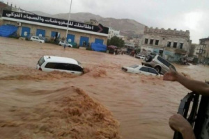 هطول أمطار غزيرة في حضرموت وتلحق أضرارا ب40  منزلا طينيا وعدد من خيم النازحين 