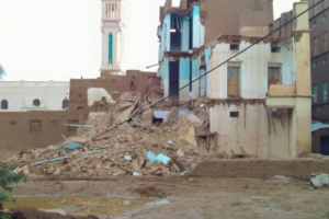انقاذ أسرة في شبام  حضرموت بعد انهيار منزلها جراء الامطار