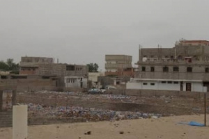 مليشيات الحوثي تستهدف الأحياء السكنية في مركز مدينة التحيتا