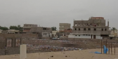 مليشيات الحوثي تستهدف الأحياء السكنية في مركز مدينة التحيتا