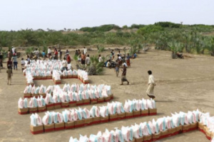 الهلال الأحمر&nbsp; الاماراتي يواصل توزيع المساعدات الإنسانية ل (500 ) أسرة فقيرة من سكان قرى الساحل الغربي