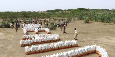 الهلال الأحمر&nbsp; الاماراتي يواصل توزيع المساعدات الإنسانية ل (500 ) أسرة فقيرة من سكان قرى الساحل الغربي