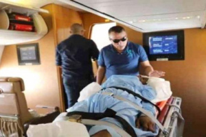   مؤسسة خليفة تنقل ( 15 ) مريضاً ومرافقاً من ابناء سقطرى للعلاج في الامارات