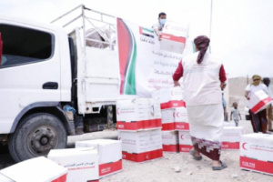  الإمارات توزع 50 طرداً من الملابس الجاهزة للأسر التي تضررت  منازلهم  بالفيضانات الاخيرة  