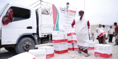  الإمارات توزع 50 طرداً من الملابس الجاهزة للأسر التي تضررت  منازلهم  بالفيضانات الاخيرة  