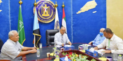 رئيس اللجنة الاقتصادية العليا يناقش أوضاع المياه في العاصمة عدن 