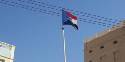 شباب مدينة الغرفه الاحرار يرفعون الأعلام الجنوبية وصور قيادات الانتقالي الجنوبي بالمنطقة