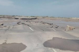 مياه السيول تدمر جسور أرضية بالخط الدولي بأبين