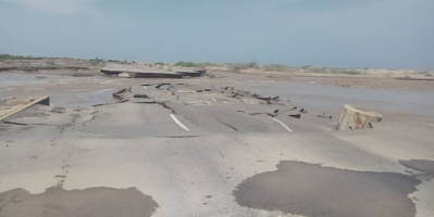 مياه السيول تدمر جسور أرضية بالخط الدولي بأبين