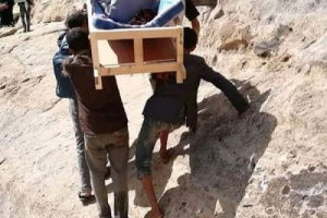 صورة لأربعة اخوان يحملون والدهم المسن في نعش وهو على قيد الحياة ... تعرف على القصة !