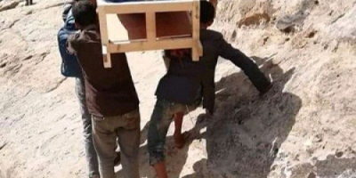 صورة لأربعة اخوان يحملون والدهم المسن في نعش وهو على قيد الحياة ... تعرف على القصة !